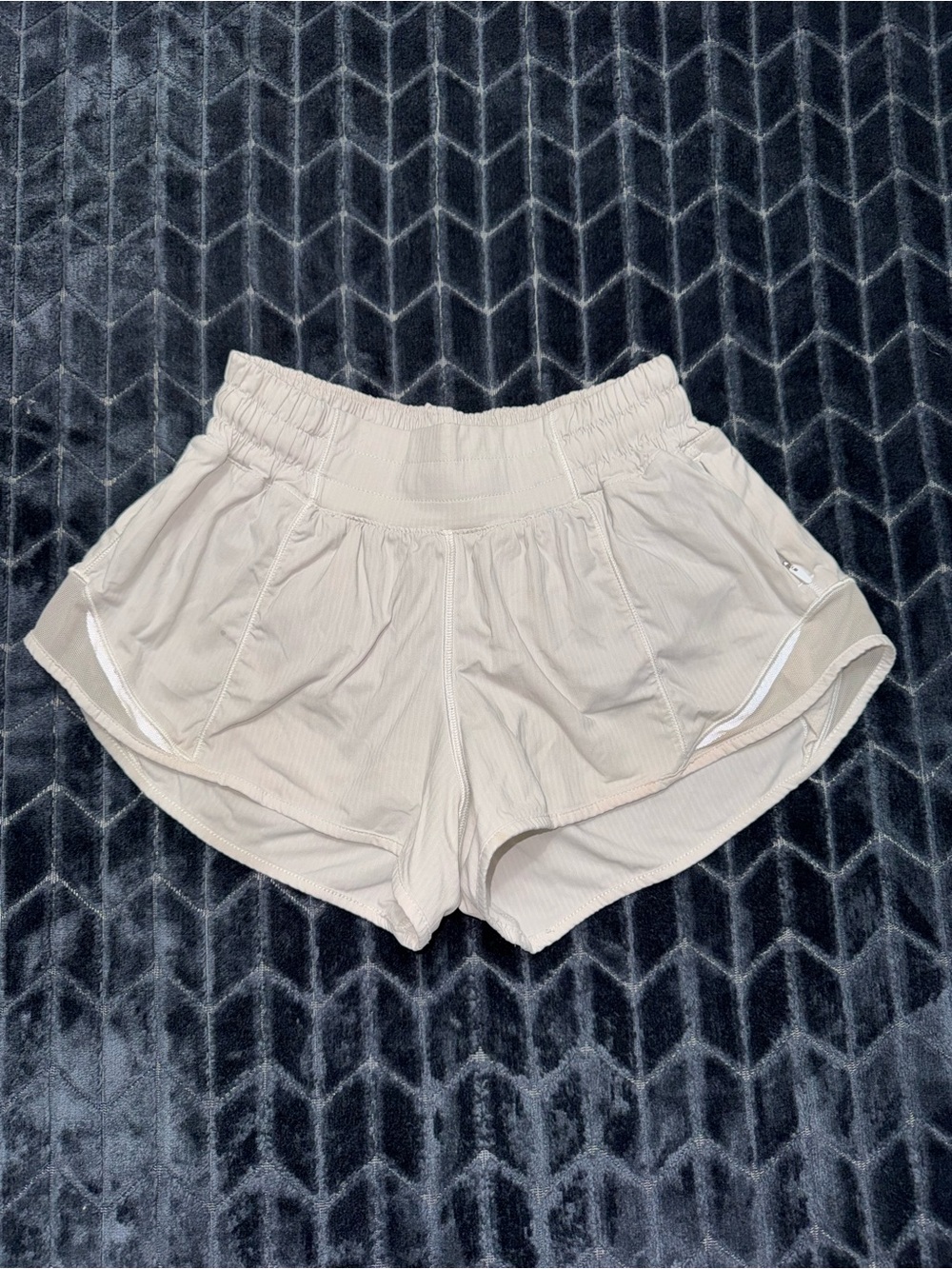 Lululemon Women Hotty Hot Low Rise Lined Short White Size 2